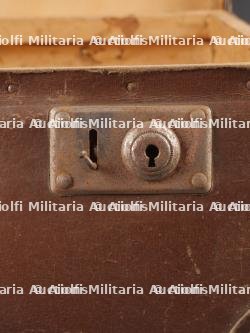 Ensemble valise, pantalon, médailles et musette d'un Chasseur Ardennais prisonnier. Set including suitcase, trousers, medals and satchel of a captured Ardennes Chasseur — photo 13