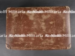Ensemble valise, pantalon, médailles et musette d'un Chasseur Ardennais prisonnier. Set including suitcase, trousers, medals and satchel of a captured Ardennes Chasseur — photo 14