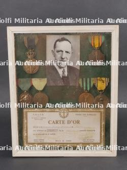 Ensemble valise, pantalon, médailles et musette d'un Chasseur Ardennais prisonnier. Set including suitcase, trousers, medals and satchel of a captured Ardennes Chasseur — miniature 15