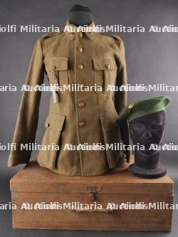 Ensemble veste et béret d'un Chasseur Ardennais prisonnier. Set including tunic and beret of a captured Ardennes Chasseur — photo 1