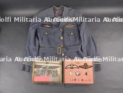 Lot de l'aviateur belge et RAF Willy Lorent dont veste et insignes. Set belonging to Belgian aviator and RAF member Willy Lorent including tunic and insignia — photo 1