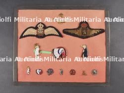 Lot de l'aviateur belge et RAF Willy Lorent dont veste et insignes. Set belonging to Belgian aviator and RAF member Willy Lorent including tunic and insignia — photo 2