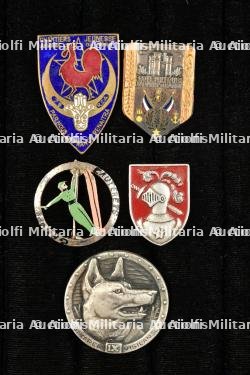 Ensemble d'insignes divers. — photo 1