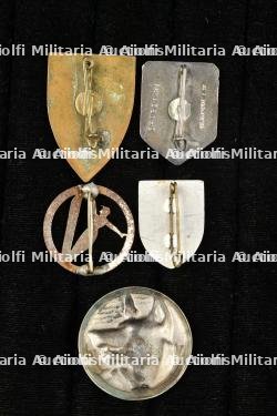 Ensemble d'insignes divers. — photo 2