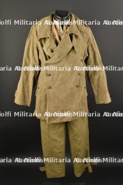 Ensemble d'uniformes divers.