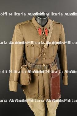 Ensemble d'uniformes. — miniature 21