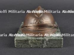Belgique WW1 Insigne de télégraphiste et presse papier casque Adrian en bronze. Belgium WWI telegraphist badge and bronze Adrian helmet paperweight — miniature 4