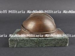 Belgique WW1 Insigne de télégraphiste et presse papier casque Adrian en bronze. Belgium WWI telegraphist badge and bronze Adrian helmet paperweight — photo 5