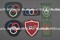 Ensemble d'insignes divers de moniteur des sports.