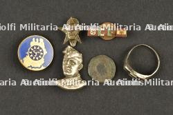 Un ensemble de divers insignes italiens. A set of various Italian badges. — photo 1