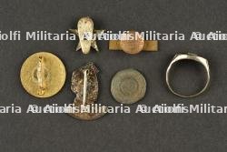 Un ensemble de divers insignes italiens. A set of various Italian badges. — photo 3