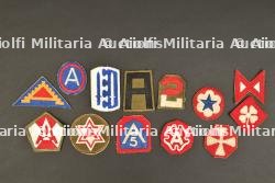 Ensemble d'insignes d'Armée.