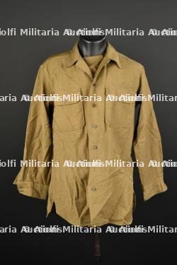 Chemise moutarde.