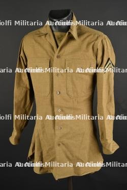 Chemise moutarde.