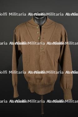 Reproduction de pull 5 boutons.