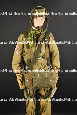 Reproduction muséale d'un mannequin parachutiste US.