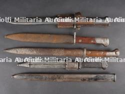 Lot de 4 baïonnettes et un fourreau. Lot of 4 bayonets and one scabbard — photo 1