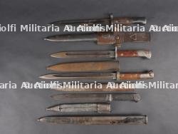 Lot de 4 baïonnettes et un fourreau. Lot of 4 bayonets and one scabbard — photo 2