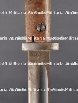 Lot de 4 baïonnettes et un fourreau. Lot of 4 bayonets and one scabbard — miniature 18