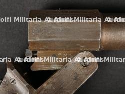 Pistolet lance-fusée. — miniature 3