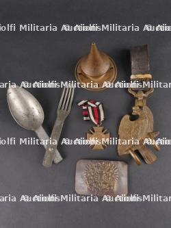 Lot de cuivreries allemandes et russe, couverts pliants et médaille. Lot of German and Russian brass items including folding cutlery and a medal