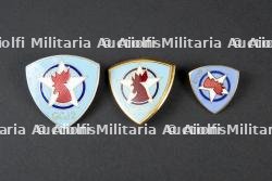 Un ensemble de 3 insignes du groupement 2