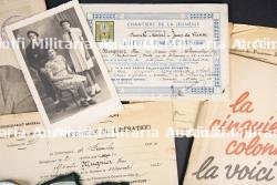Ensemble de documents et insignes du groupement 2 — miniature 3