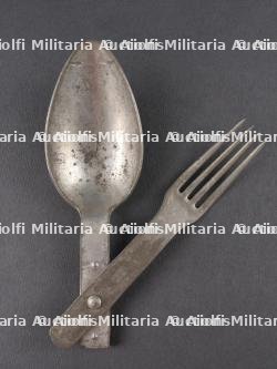 Lot de cuivreries allemandes et russe, couverts pliants et médaille. Lot of German and Russian brass items including folding cutlery and a medal — photo 9
