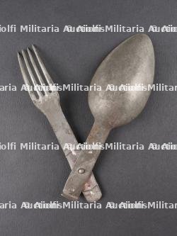 Lot de cuivreries allemandes et russe, couverts pliants et médaille. Lot of German and Russian brass items including folding cutlery and a medal — miniature 10