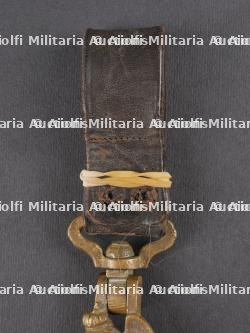 Lot de cuivreries allemandes et russe, couverts pliants et médaille. Lot of German and Russian brass items including folding cutlery and a medal — miniature 13