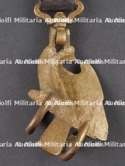 Lot de cuivreries allemandes et russe, couverts pliants et médaille. Lot of German and Russian brass items including folding cutlery and a medal — miniature 16