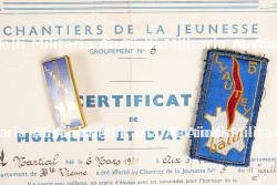 Ensemble d'un diplôme et d'insignes — miniature 2