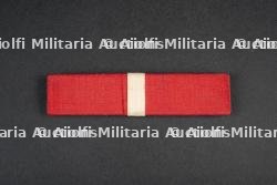 Ensemble d'un diplôme et d'insignes — miniature 11
