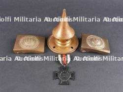 Boucles de ceinturons, médaille et pointe de casque. Belt buckles medal and spike helmet tip