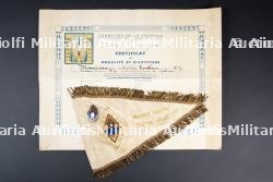 Ensemble de diplôme et fanion — photo 1