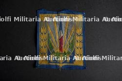 Ensemble d'insignes et de diplômes — miniature 2