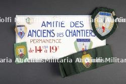 Lot d'insignes et pancartes des Anciens des Chantiers de la jeunesse