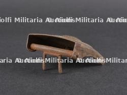 Boucles de ceinturon Wurtemberg et embase de pointe M1915. Württemberg belt buckles and M1915 spike helmet base — miniature 5