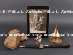 Ensemble de souvenirs allemands poignard, cadre photo, coiffe de casque Stahlhelm. Set of German keepsakes including dagger photo frame and Stahlhelm liner