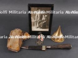 Ensemble de souvenirs allemands poignard, cadre photo, coiffe de casque Stahlhelm. Set of German keepsakes including dagger photo frame and Stahlhelm liner — photo 2