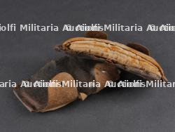 Ensemble de souvenirs allemands poignard, cadre photo, coiffe de casque Stahlhelm. Set of German keepsakes including dagger photo frame and Stahlhelm liner — miniature 22