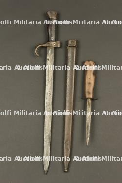Ensemble d'armes blanches.