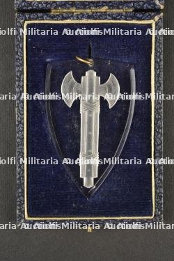 Ecusson à la Francisque en Cristal de Baccarat. Francisque Emblem in Baccarat Crystal — miniature 8