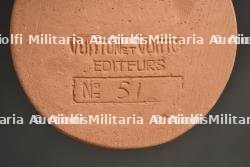 Médaille de table en Argile Croix Rouge par Vuitton. Ceramic Table Medal Red Cross by Vuitton — miniature 4