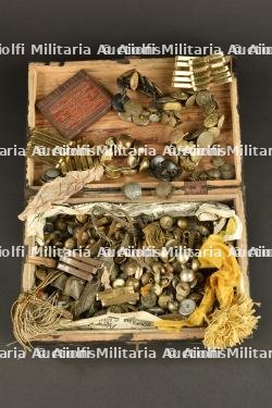 Fort lot de boutons militaires.