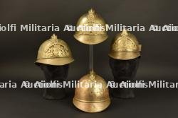 Ensemble de casques de pompiers.
