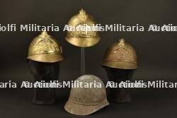 Ensemble de casques de pompiers.