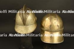 Ensemble de casques de pompier étrangers. — miniature 9
