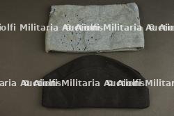 Deux bonnets de police.