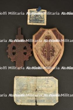 Ensemble de souvenirs du Francisme.